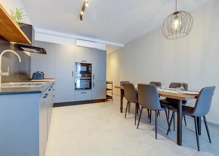 Upscale 2br By The Promenade