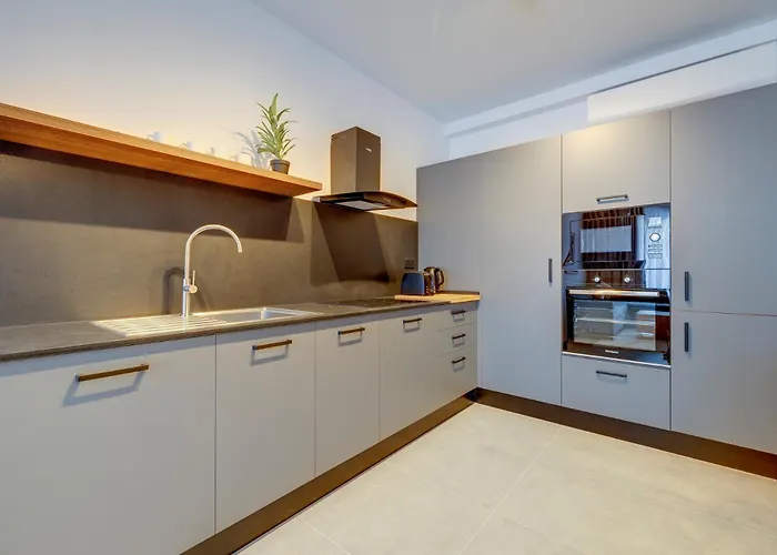 Upscale 2br By The Promenade