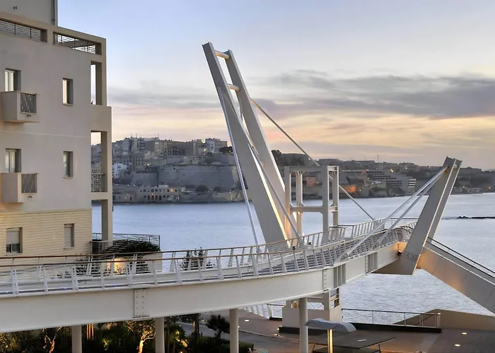 Upscale 2br By The Promenade