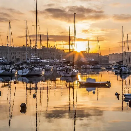 Upscale 2br By The Promenade סליאמה